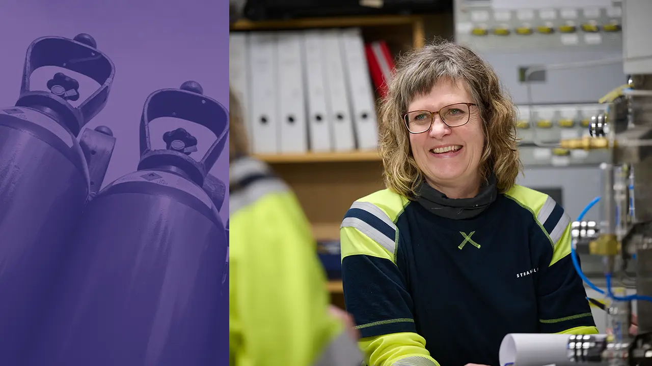 Glad medarbejder på Strandmøllen ved flasker i lastbil. Arbejde i gas industri med transport og levering. 